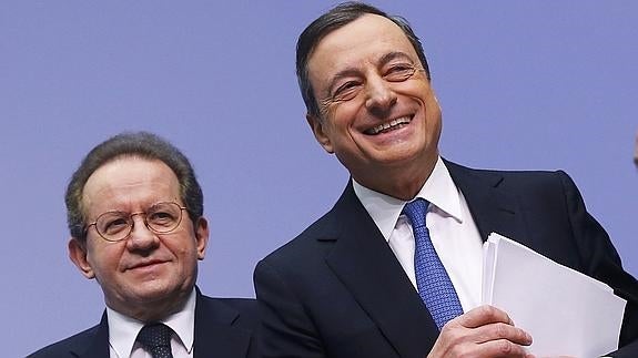 Vítor Constâncio, vicepresidente del BCE, junto a Mario Draghi.