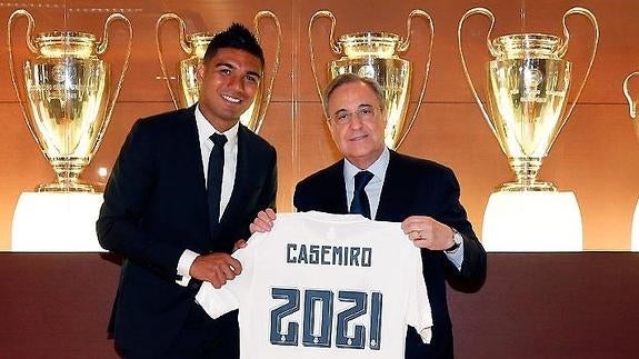 Casemiro posa junto a Florentino Pérez. 