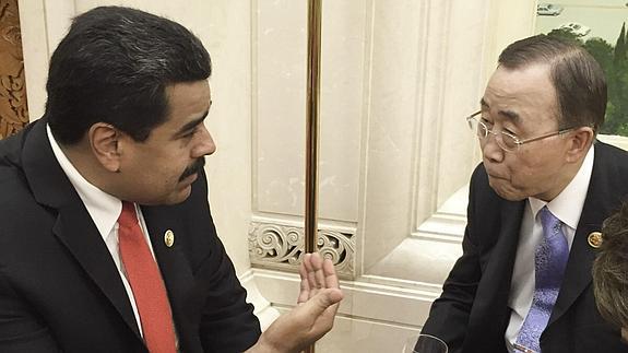 Reunión entre Nicolás Maduro (i) y Ban Ki-moon, en Pekín.
