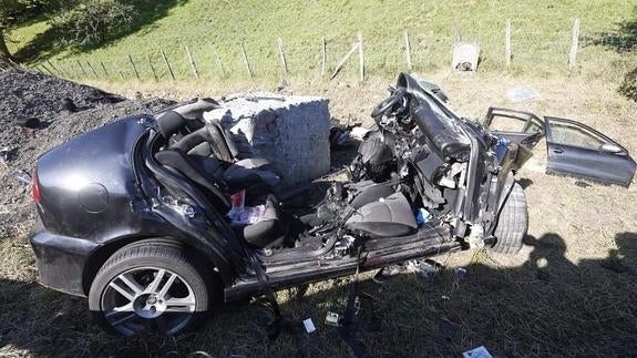 Estado en el que ha quedado el coche tras el acidente.