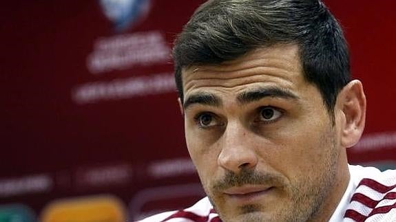 Iker Casillas, en la rueda de prensa en Skopje. 