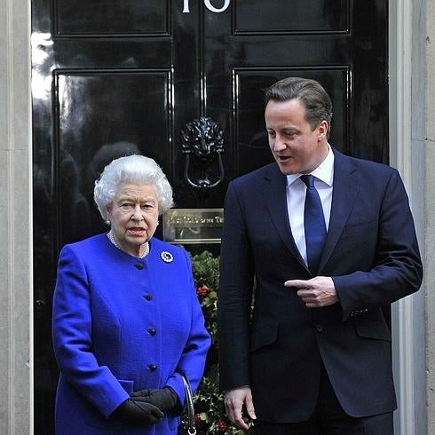 Isabel II y David Cameron.