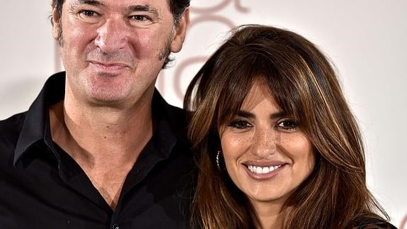 Penélope Cruz y el director Julio Medem, en la presentación de 'Ma ma'.