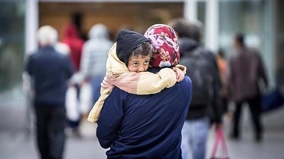 Refugiados en la estación de trenes de Düsseldorf (Alemania).