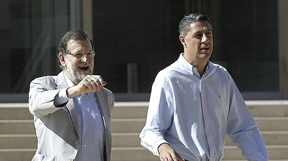 Mariano Rajoy y el candidato del PPC a la Generalitat, Xavier García Albiol (d), en Lérida.