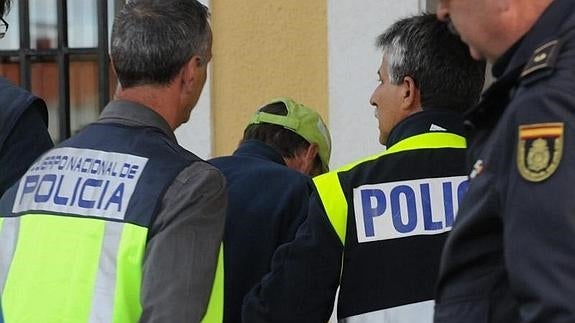 El detenido (con gorra) entrando a los juzgados. 