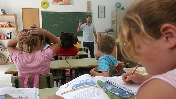 Alumnos en clase de primaria.