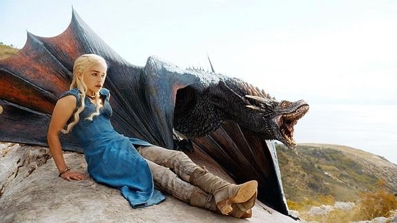 Emilia Clarke, en el papel de Daenerys, y uno de sus dragones. 