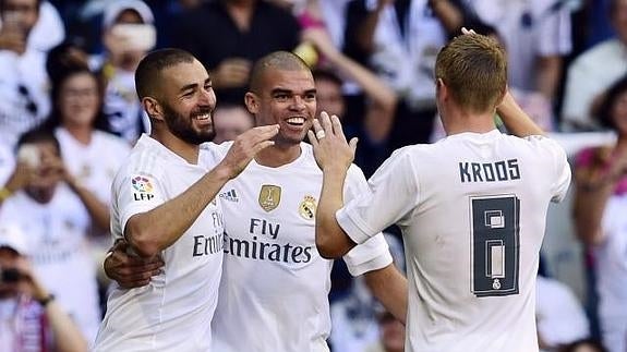 Pepe (c) celebra con Benzema y Kroos un gol. 