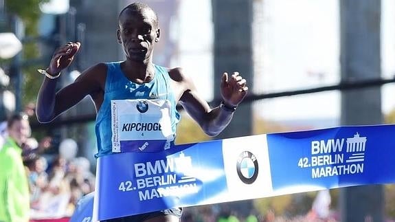 Momento en el que Kipchoge cruzó la línea de meta. 