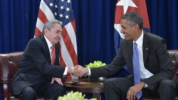 Raúl Castro y Barack Obama se estrechan la mano. 