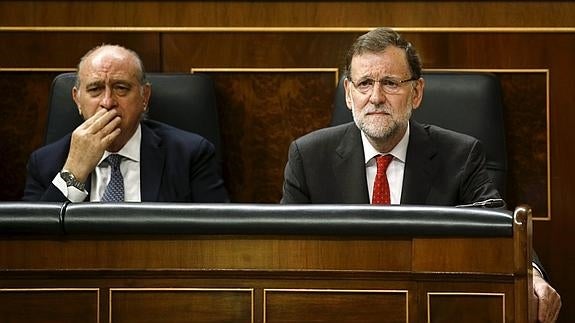 El ministro de Interior, Jorge Fernández Díaz y el presidente del Gobierno, Mariano Rajoy, en el Congreso.