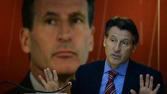 Sebastian Coe responde en una rueda de prensa. 