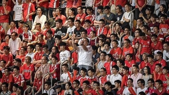 Imagen de los aficionados de Hong Kong pitan el himno chino. 