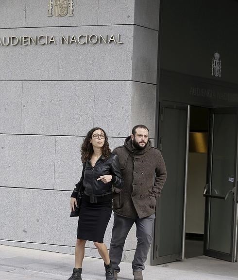 El edil de Ahora Madrid Guillermo Zapata (d), a su llegada a la Audiencia Nacional.