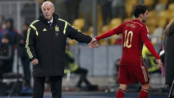 Del Bosque se saluda con Cesc. 