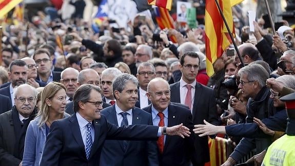 Artur Mas saluda a simpatizantes soberanistas.