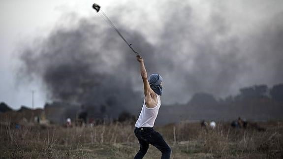 Un palestino se enfrenta a las fuerzas israelíes en Gaza. 