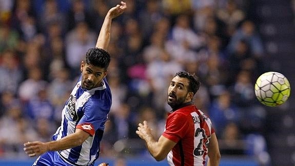 Juanfran (i) remata ante Balenziaga. 