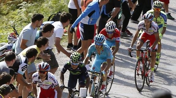 Dani Moreno (2d), durante una etapa de la Vuelta a España. 