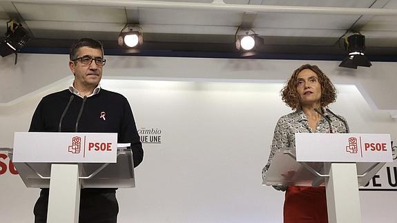 La secretaria de Estudios y Programas del PSOE, Meritxell Batet (d) y el secretario de acción política y libertades del PSOE, Patxi López.