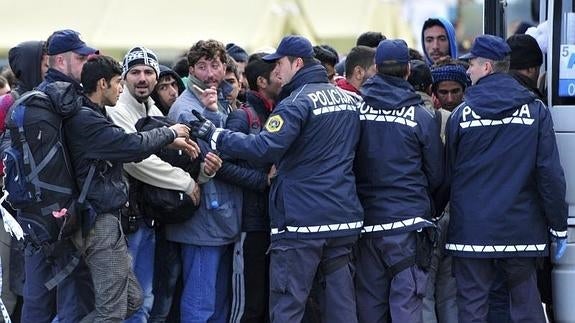 Refugiados suben a bordo de autobuses para ser trasladados a un centro de refugiados en Sredisce ob Dravi. 