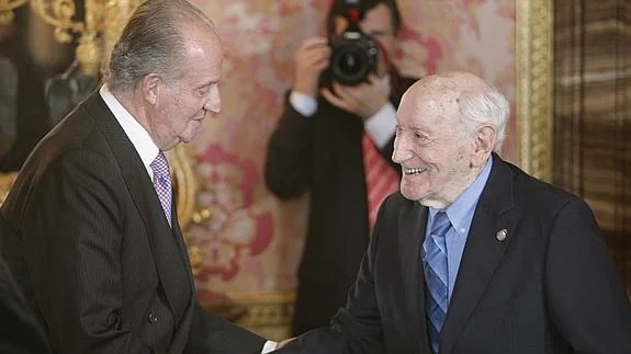 El rey Juan Carlos saluda al poeta y académico Carlos Bousoño en una imagen de archivo.