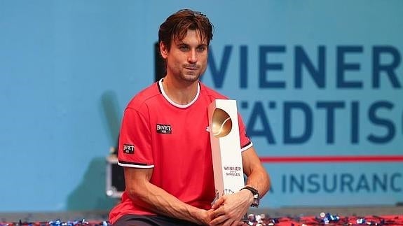 Ferrer posa con el trofeo en Viena. 