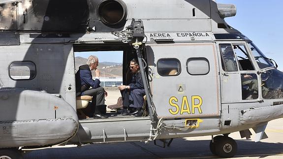 Pedro Morenés, a bordo de uno de los helicópteros Super Puma utilizados en las tareas de búsqueda.