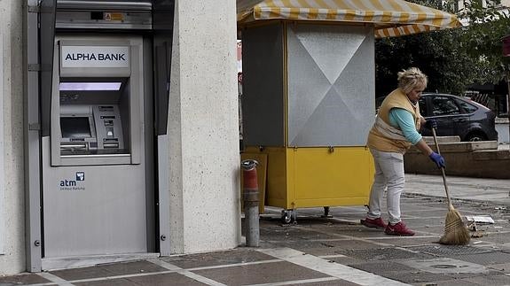 Un cajero de Alpha Bank.