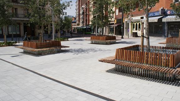 Una plaza en Vitoria con baldosas descontaminantes.