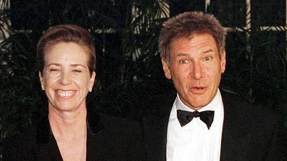 Melissa Mathison y Harrison Ford en 1998.