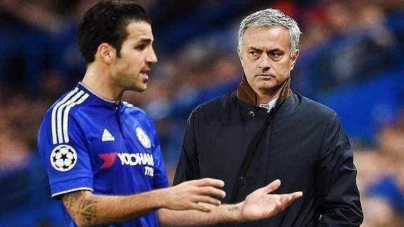 José Mourinho y Cesc Fábregas, en un partido con el Chelsea. 