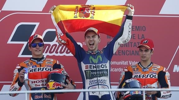 Marc Márquez (i), Jorge Lorenzo (c) y Dani Pedrosa (d). 