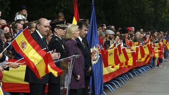 El ministro del Interior, Jorge Fernández Díaz (i), durante su intervención en el homenaje que la Policía Nacional rindió a la Fiesta Nacional el pasado 11 de octubre.