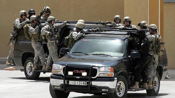 Agentes en el centro de entrenamiento de Al Mowaqer. 