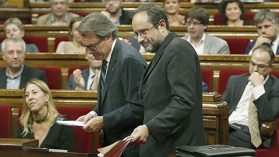 El diputado de la CUP, Antonio Baños, junto al presidente de la Generalitat en funciones, Artur Mas.