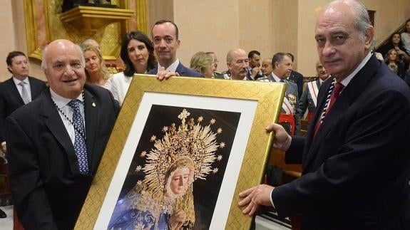 Fernández Díaz (dcha.), durante un acto religioso en Badajoz.