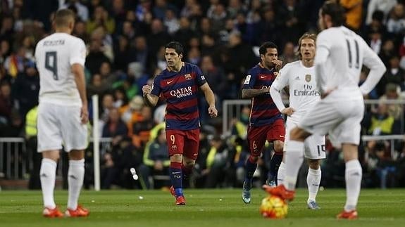 Los jugadores del Madrid, tras encajar uno de los goles. 