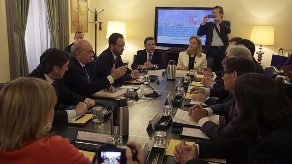 Fernández Díaz y los representantes de los partidos, en la firma del pacto.