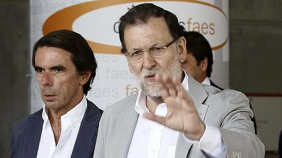 Aznar, junto a Rajoy, en un acto de FAES. 