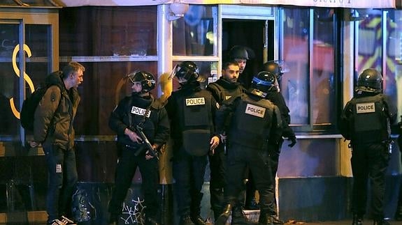 Policías desplegados en París tras los atentados del 13 de noviembre. 