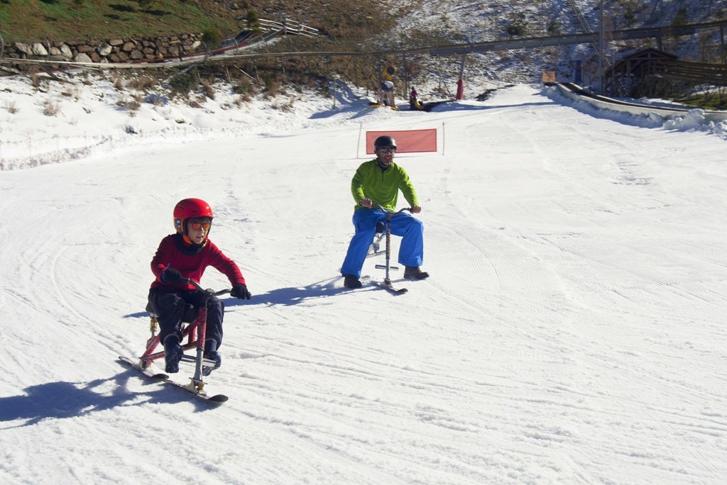 Los clientes ya disfrutan de la nieve granadina