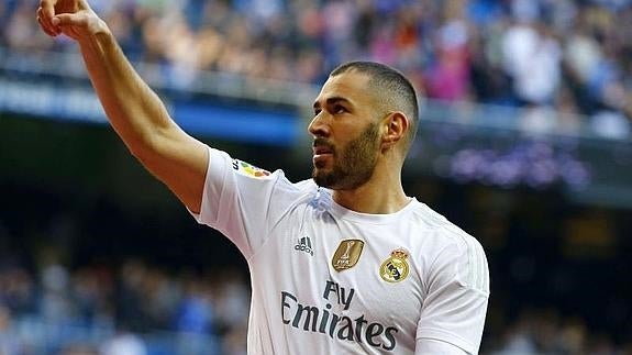 Karim Benzema celebra uno de sus goles ante el Getafe. 