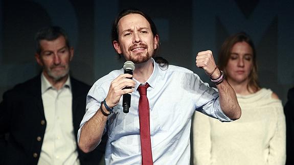 Pablo Iglesias se pone corbata para agradecer «al pueblo» los avances sociales