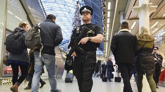 Un policía armado vigila la estación de St. Pancras en Londres.