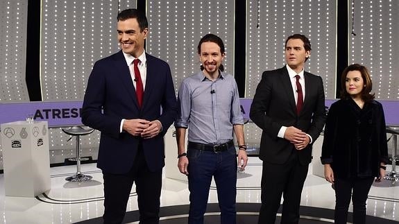 Los candidatos posan antes del debate a cuatro.