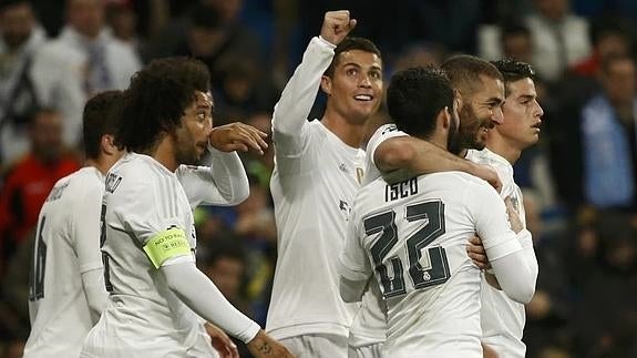 Los jugadores del Madrid celebran uno de los goles. 