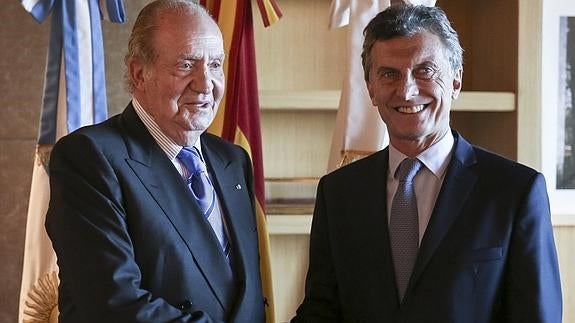 El presidente electo de Argentina, Mauricio Macri, y el rey Juan Carlos (i).