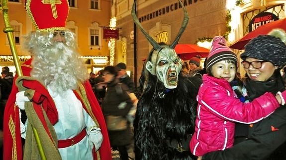 Krampus, dando miedo a los más pequeños.